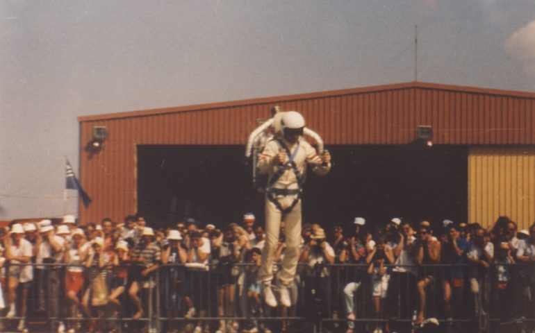 rocketman rochetpower volandia museo del volo volare paura di volare ilaria rebecchi parco del volo milano malpensa varese lombardia cintura razzo uomo razzo creatività italiana pilota italiano voglia di volare olimpiadi di los angeles 2018 1984